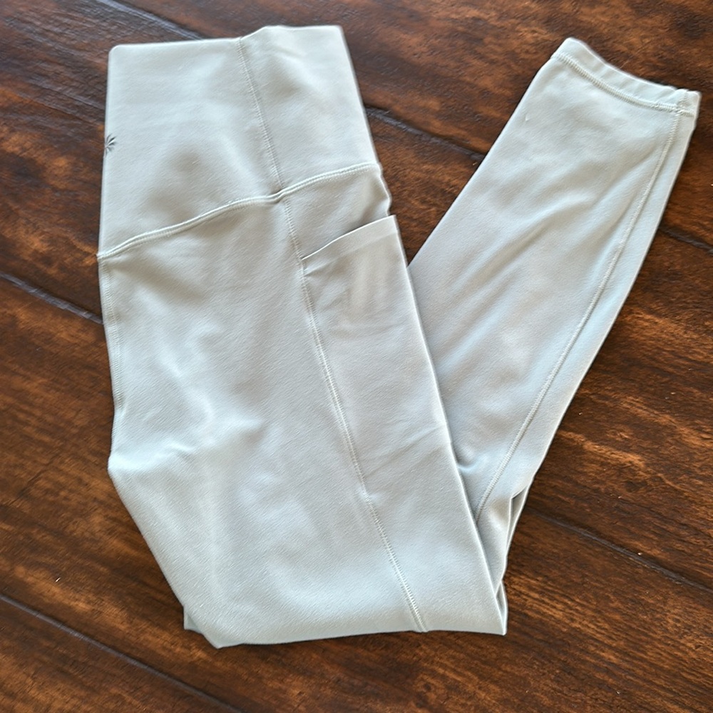 Athleta salutation stash 7/8 with pockets size small color Fern Green